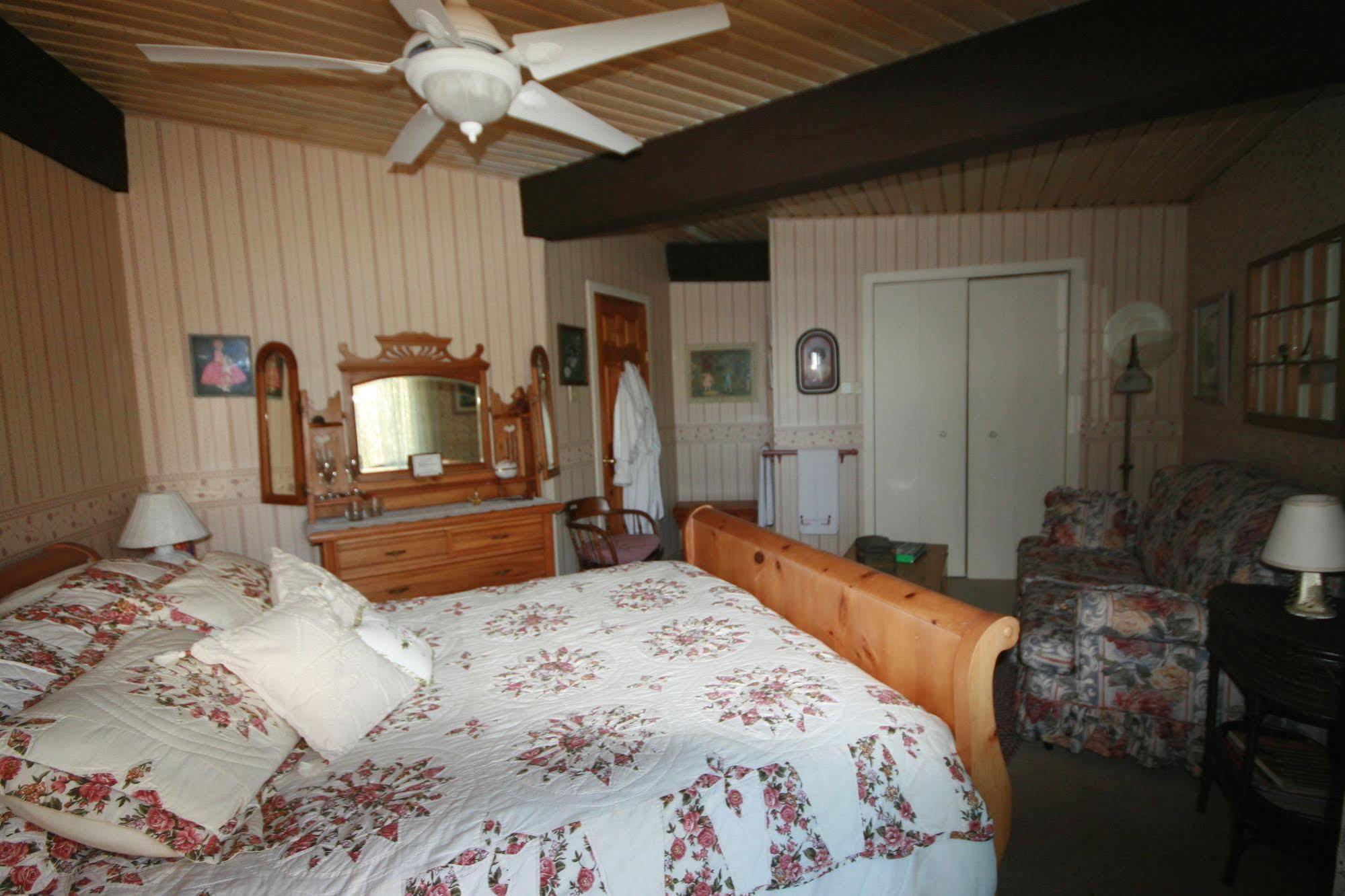 Algonquin Highlands Stouffermill Bed & Breakfast מראה חיצוני תמונה